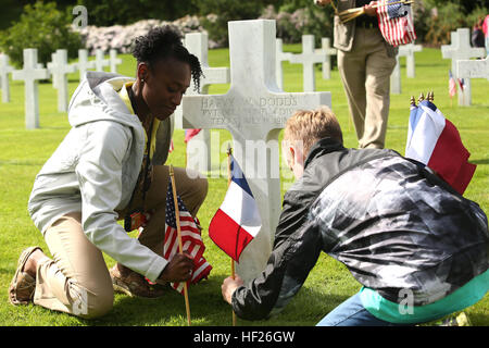 Les bénévoles y compris les Marines, les membres de famille et de jardiniers français et américains placés drapeaux devant chacun des 2 289 pierres tombales le samedi avant le Belleau Wood Memorial. Marines américains et leurs homologues français se sont réunis au cimetière américain Aisne-Marne 25 mai pour célébrer le Jour du Souvenir, et pour marquer le 96e anniversaire de la bataille historique de Belleau Wood. L'événement a eu lieu dans la chapelle du cimetière, qui se trouve à côté du domaine historique de Belleau Wood et les la pose de couronnes de Noël, un tir de volée, la lecture de "TAPS", relèvement de l'Américain Banque D'Images