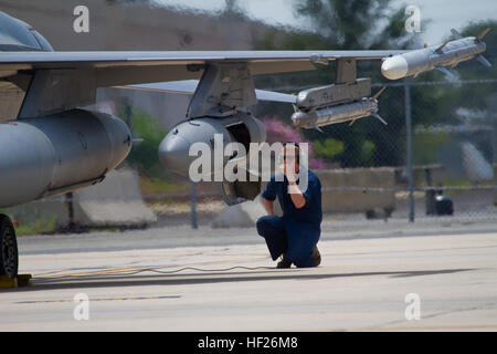 Un cadre supérieur de l'US Air Force Airman Eric Daywalt preps Un F-16C Fighting Falcon du New Jersey Air National Guard's 177e Escadre de chasse 'Jersey Devils' pour le départ de Atlantic City Air National Guard Base, N.J. pour un Pacific Air Forces (PACAF) 27 mai 2014 le déploiement. Daywalt est un F-16 chef d'équipage. (U.S. Air National Guard photo de Tech. Le Sgt. Matt Hecht/libérés) Devils du New Jersey départ en mission PACAF 140527-Z-NI803-227 Banque D'Images