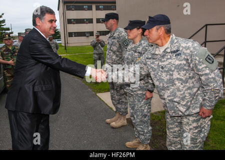 République d'Albanie l'ambassadeur Gilbert Galanxhi, gauche, accueille le New Jersey Army National Guard Drill Sergent instructeur. 1re classe Harry R. Martinez, avant de cérémonie où les membres de la classe des aspirants officiers albanais 001 transition de la Phase 1 à la Phase 2 du New Jersey Army National Guard programme OCS avec l'attribution de l'infanterie de l'OCS ascot bleu logo roadwheel at Joint Base McGuire-Dix-Lakehurst, N.J., le 29 mai 2014. La phase deux est une période intense qui assoit les candidats officiers intermédiaires' les compétences acquises au cours de la Phase Un. Les candidats seront évalués à la fois sur leur leadership Banque D'Images