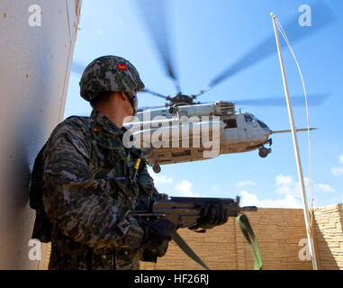 République de Corée (ROK) Marine Myeongguk Hong, un mitrailleur en train de s'entraîner avec la Compagnie India, 3e Bataillon, 3D Régiment de Marines, montres un CH53-E Super Stallion enlève durant une mission de recherche et de sauvetage à l'Boondocker Zone de formation à bord Marine Corps Base (MCB) New York, 29 mai 2014. La Marine de la République de Corée a participé à l'opération Island avec Viper Marines des États-Unis conduite offensive, amphibie, et la stabilité de la paix pour développer le leadership au niveau de petites unités et l'augmentation de leur létalité et capacité de combattre avant d'opérations à grande échelle tels que l'exercice Rim of the Pacific (RIMP Banque D'Images