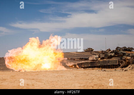 Un Corps des Marines américains M1A1 Abrams tank bataillon avec l'équipe d'atterrissage 1er Bataillon, 6e Régiment de Marines, 22e Marine Expeditionary Unit (MEU), les incendies son canon principal au cours d'une gamme de tir réel dans le cadre de l'exercice 2014 lion avide. Désireux Lion est un exercice multinational, récurrents visant à renforcer les relations militaires, d'augmenter l'interopérabilité entre les pays partenaires et de renforcer la sécurité régionale. La 22e MEU est déployé avec le groupe amphibie Bataan comme une réserve de théâtre et en cas de crise pendant toute le Commandement central américain et la 5e Flotte des États-Unis zone de responsabilité. Banque D'Images