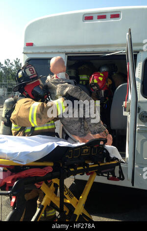 Georgetown Comté Fire/EMS equipes arrivent sur le lieu d'une simulation d'accident chimique à une société locale près de Georgetown County Airport, S.C., le 5 juin 2014. Ces premiers intervenants appuient un ouragan de la protection civile de l'exercice avec la Division de la gestion de l'urgence et S.C. la Caroline du Sud Air National Guard's medical et équipes de décontamination de patients, de répondre efficacement à toute l'ouragan qui peuvent menacer l'état. L'exercice est basé sur une réponse de l'après-ouragan frappé entre les gouvernements fédéral, étatiques et locaux, ce qui inclut la formation en communication, compétences de premiers intervenants Banque D'Images