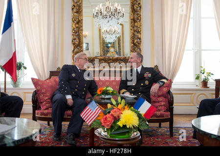 140605-N-WL435-082 Cherbourg, France (5 juin 2014) Chef des opérations navales (ONC) Adm. Jonathan Greenert s'assied pour un poste téléphonique avec état-major de la marine française Adm. Bernard Rogel homologue au cours d'une visite en France. Greenert est dans l'ouest de la France de prendre part à 70e anniversaire du Jour J et bataille de Normandie événements commémoratifs à l'honneur des anciens combattants de la DEUXIÈME GUERRE MONDIALE et les forces alliées. (U.S. Photo par marine Spécialiste de la communication de masse en chef Peter D. Lawlor/libérés) ONC Greenert en France pour les 140605-N-WL435-082 Banque D'Images