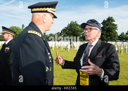 Chef de l'armée américaine, le Général Ray Odierno et NBC Nightly News's Tom Brokaw s'engager dans une conversation pendant le 70e anniversaire du Jour J en Normandie au cimetière américain de Colleville-sur-Mer, France 6 juin 2014. L'anniversaire commémoré ceux que fait l'ultime sacrifice au nom de la liberté sur D-Day 6 juin 1944. (U.S. Photo de l'armée par le sergent. Steve Cortez/ libéré) Normandie 70e anniversaire 140606-A-NX535-039 Banque D'Images