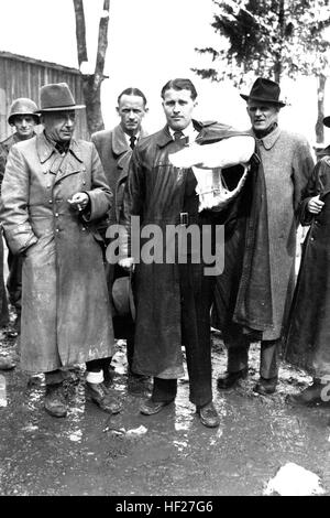 Le général Walther Dornberger, commandant de la V-2 de Peenemunde au laboratoire ; le Lieutenant-colonel Herbert Axter ; le professeur Wernher von Braun, inventeur de la fusée V-2, et Hans Lindenberg, après qu'ils se sont rendus aux troupes américaines. L'Autriche, le 3 mai 1945. T5c. Louis Weintraub. (Armée) NARA DOSSIER #  : 111-SC-231809 ET CONFLITS GUERRE LIVRE Dornberger-Axter #  : 1294-von Braun HD-SN-99-02953-original Banque D'Images