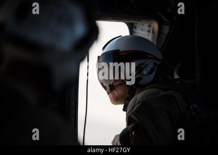 Le Cpl. Steve Verovich, une CH-46E Sea Knight d'équipage de l'hélicoptère maritime avec l'Escadron d'hélicoptère moyen 774, 4e l'aile Marine, Forces maritimes, donne à la recherche des obstacles au cours d'un vol de familiarisation de la région dans le cadre de l'exercice de formation intégrée 4-14 ici 7 juin 2014. L'opération a été la première au cours de l'ITX 2014, un exercice de deux semaines et la première fois pour les pilotes volant dans un environnement désertique depuis l'année dernière, l'ITX. L'ITX est la plus grande réserve Marine Corps d'entraînement avec plus de 4 000 marins et Marines à partir d'unités participantes à travers les Etats-Unis. L'exerc Banque D'Images