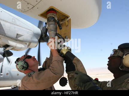 Le sergent Jacob Smith, originaire de Moscou, Tenn., attache un flexible de ravitaillement le ravitaillement de bord pendant une opération multinationale de commandement à bord de la Base de Tarin Kot, l'Afghanistan, le 8 juin 2014. Au cours de l'opération, Smith, un maître d'équipage aérien Transport maritime de ravitaillement avec l'Escadron 352, le Commandement régional (Sud-ouest), a fourni du carburant nécessaire à MNBC Tarin Kot pour leurs activités futures. (U.S. Marine Corps photo par le Cpl. Cody Haas/) Parution d'équipage Marin avec le Commandement régional (Sud-ouest) prend en charge RC (Sud) au cours de l'opération de ravitaillement en Afghanistan 140616-M-YZ032-306 Banque D'Images