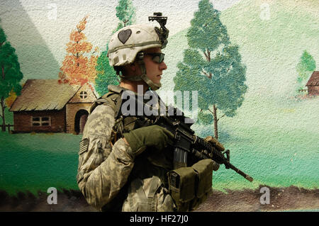 Le sergent de l'armée américaine. Nathaniel Schaber, originaire de Timmonsville, S.C., tire sur la sécurité tout en un ingénieur inspecte la progression de la rénovation de l'école Suasse efforts à Ghazaliyah, Iraq le 7 septembre 2008. Schaber est membre du 2e Peloton, la Compagnie Charlie, 1er Escadron, 75e de cavalerie, 101e Division aéroportée. (U.S. Photo de l'Armée de l'air par le sergent. Manuel J. Martinez/Flickr) Parution - DVIDSHUB - Rénovation de l'École Évaluation reçoit Banque D'Images