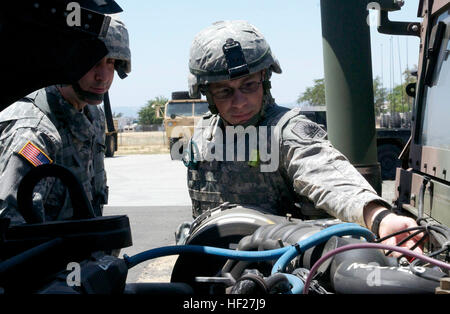 La CPS. Joshua Zollo, un pompier qui sert avec la Compagnie Alpha, 1er Bataillon des troupes spéciales, le soutien régional au nord de l'État de Californie, la réserve militaire, vérifications sous le capot d'un Humvee au Sgt. 1re classe Isaac Lawson Memorial Armory dans Fairfield, Californie, le 8 juin. Dans ses 15 premiers mois de service, la 29-year-old a fourni un soutien au cours de qualification gamme d'armes à l'Académie de la PCCE, s'est rendu à mars Air Reserve Base en Californie du Sud pour travailler avec le système d'incendie aérienne modulaire (MAFFS), et fourni un soutien médical à la 49e Brigade de police militaire au cours de leur Banque D'Images