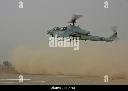 La poussière s'accumule comme un AH-1 Cobra hélicoptère piloté par des Marines de l'Escadron d'hélicoptères d'attaque légère Marine 367, se prépare à atterrir sur la zone d'atterrissage au Camp Ramadi, en Irak le 9 septembre 2008. Marines (non illustré) de l'Administration centrale et Service Company, 1er Bataillon, 9e Régiment de marine, l'équipe de combat, 1 sont en attente de leur vol pour prendre des photos des stations de police irakienne et divers bâtiments à Ramadi pour les futures exigences en matière de protection de la force. Les Marines américains sur Bagdad Vol DVIDS115049 Banque D'Images