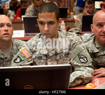 La Garde Nationale de Géorgie Le Capitaine George Allen, un ingénieur réseau, prend le siège du conducteur pour la garde nationale de l'équipe au cours de l'armée américaine 'Cyber Centre d'excellence", de Fort Gordon, GA, le multi-service "Guerre de l' a été réalisée pour montrer, et construire, capacités cyber Warrior mardi 10 juin. Vingt-huit soldats, aviateurs, de la Marine et du corps des professionnels de l'informatique comprend quatre équipes représentant l'actif de l'armée américaine, de la réserve et de la Garde Nationale avec une articulation-services équipe qui comprenait un U.S. Special Operations Command civil. Les scénarios chargés équipes pour atteindre trois objectifs cinétique Banque D'Images