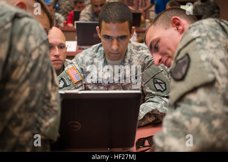 La Garde Nationale de Géorgie Le Capitaine George Allen, un ingénieur réseau, prend le siège du conducteur pour la garde nationale de l'équipe au cours de l'armée américaine 'Cyber Centre d'excellence", de Fort Gordon, GA, le multi-service "Guerre de l' a été réalisée pour montrer, et construire, capacités cyber Warrior mardi 10 juin. Vingt-huit soldats, aviateurs, de la Marine et du corps des professionnels de l'informatique comprend quatre équipes représentant l'actif de l'armée américaine, de la réserve et de la Garde Nationale avec une articulation-services équipe qui comprenait un U.S. Special Operations Command civil. Les scénarios chargés équipes pour atteindre trois objectifs cinétique Banque D'Images