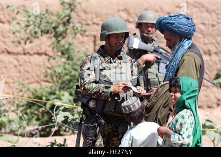 L'Armée nationale afghane (ANA) ont avec le 4e, 6e Kandak Tolay, 6e Brigade, 215e Corps canadien, fournit de l'information circulaires à l'Aawalbad Ancien du village dans la province de Helmand, Afghanistan, le 10 juin 2014. Les patrouilles de sécurité aléatoire fournir à l'ANA l'occasion de compte-rendu de construction avec les civils, livrer des médias et d'offrir un environnement stable depuis de la sécurité de l'activité ennemie à leurs collègues afghans. (Photo USMC officielle par le sergent. Jonathan T. Spencer, Marine Expeditionary Brigade Afghanistan, chef de la Caméra de combat/libérés) Aawalbad 140610 garanties ana-M-FW387-711 Banque D'Images