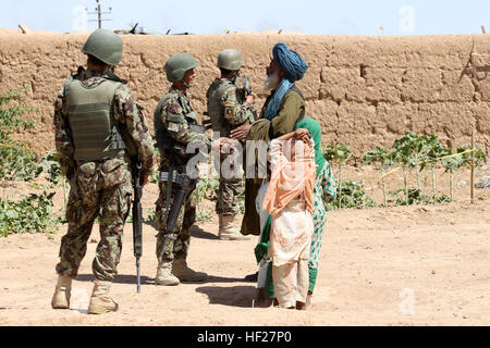 L'Armée nationale afghane (ANA) ont avec le 4e, 6e Kandak Tolay, 6e Brigade, 215e Corps, visites et parle avec l'Aawalbad Ancien du village dans la province de Helmand, Afghanistan, le 10 juin 2014. Les patrouilles de sécurité aléatoire fournir à l'ANA l'occasion de compte-rendu de construction avec les civils, livrer des médias et d'offrir un environnement stable depuis de la sécurité de l'activité ennemie à leurs collègues afghans. (Photo USMC officielle par le sergent. Jonathan T. Spencer, Marine Expeditionary Brigade Afghanistan, chef de la Caméra de combat/libérés) Aawalbad 140610 garanties ana-M-FW387-826 Banque D'Images