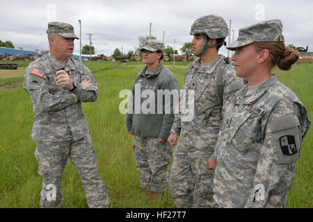 Le général de Judd H. Lyons, directeur par intérim de la Garde nationale d'armée, avec visites de (gauche à droite), le s.. Penelope Hudgins, Spc Alexzander Andrews, et le 1er lieutenant Hartshon Cassandra, de la 137e compagnie de transport, de la Garde nationale du Kansas, au cours de sa tournée de l'exercice d'entraînement 2014 Coyote d'or le 11 juin 2014. La 137e transportés du bois de la forêt de Black Hills à divers endroits sur les réserves indiennes du Dakota du Sud. (U.S. Photo de la Garde nationale par le sergent. Jacqueline Fitzgerald/libérés) Garde nationale d'armée28099s directeur par intérim tours 30e assemblée annuelle de l'exercice 1406 Coyote d'Or Banque D'Images