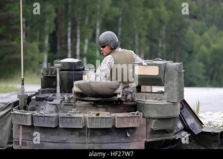 Un véhicule de combat d'infanterie Bradley membre d'équipage de la 1ère Brigade Combat Team, 1re Division de cavalerie, se dresse dans la tourelle lors des opérations de tir réel pour l'exercice combiné résoudre II à l'Armée américaine du commandement multinational interarmées dans le terrain d'entraînement Grafenwoehr, Allemagne, 12 juin 2014. C'est la première fois que la 1ère Brigade Combat Team, 1re Division de cavalerie, a réalisé une formation au tir avec l'ensemble de l'activité. L'EAS est un groupe de la taille d'un bataillon de blindés et équipements prépositionnés à l'armée américaine commande multinational interarmées à Grafenwoehr pour soutenir et Banque D'Images