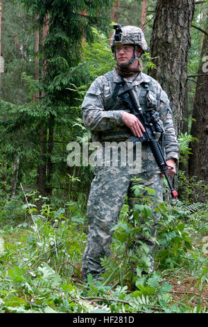 Le Sgt. Lukas Alvarez, infirmier affecté à la 173e Bataillon de soutien de la brigade de parachutistes, veille pour les forces opposées 14 juin au cours de la formation défensive contre les forces terrestres avec le lituanien dans Rukla, la Lituanie dans le cadre de la grève 2014 Sabre. L'exercice entraîne les nations participantes sur le commandement de mission d'accroître l'interopérabilité entre les partenaires de l'OTAN dans la région de la Baltique. (Photo : Sgt. Daniel Nelson, 145e MPAD, Texas Army National Guard) avec les parachutistes 173e à se préparer au retour accueil 140614-Z-ZW424-074 Banque D'Images