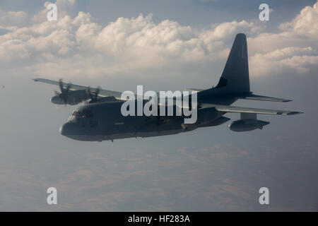 Un KC-130J joint au groupe de travail air-sol marin à usage spécifique de la réaction aux crises de l'Escadron de transport de ravitaillement aérien maritime-352, vole au dessus de la Méditerranée, le 15 juin 2014. KC-130J à partir de la SP-MAGTF Crisis Response a volé à l'USS Bataan afin d'effectuer des exercices de ravitaillement en vol avec la 22e Marine Expeditionary Unit's CH-53ES. Marines avec SP-MAGTF de crise sont en place en Italie pour être en mesure de protéger le personnel américain et les installations sur les installations américaines en Afrique du Nord dans le cas où ils sont nécessaires pour une mission d'intervention. Marine Corps officiel (photo prise par le s. Banque D'Images