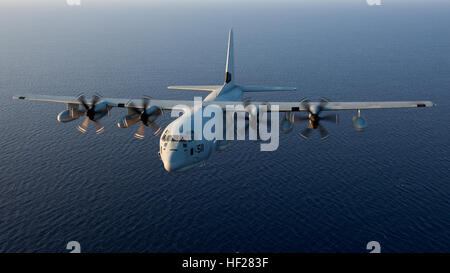 Un KC-130J joint au groupe de travail air-sol marin à usage spécifique de la réaction aux crises de l'Escadron de transport de ravitaillement aérien maritime-352, vole au dessus de la Méditerranée, le 15 juin 2014. KC-130J à partir de la SP-MAGTF Crisis Response a volé à l'USS Bataan afin d'effectuer des exercices de ravitaillement en vol avec la 22e Marine Expeditionary Unit's CH-53ES. Marines avec SP-MAGTF de crise sont en place en Italie pour être en mesure de protéger le personnel américain et les installations sur les installations américaines en Afrique du Nord dans le cas où ils sont nécessaires pour une mission d'intervention. Marine Corps officiel (photo prise par le s. Banque D'Images