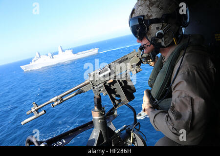 Un chef de l'équipe Marine Marine avec l'escadron 163 à rotors basculants moyen (renforcée), 11e Marine Expeditionary Unit, fournit la sécurité d'un M240G machine gun sur un Super Huey UH-1Y à l'appui d'un conseil visite la perquisition et la saisie effectuées au cours de l'exercice (exercice de certification CERTEX) au large de la côte de Californie du Sud, le 16 juin 2014. Le 11e Escadron amphibie et MEU 5 équipe effectue CERTEX pour aiguiser les tâches essentielles à la mission de l'exécuter, MEU spécifié et les opérations du groupe amphibie, et certifier la fondation d'une équipe de combat pour les exercices et les opérations qu'elles peuvent rencontrer Banque D'Images