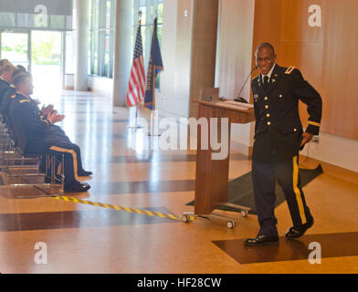 2e rang nouvellement Le lieutenant Christopher désert donne un discours à ses collègues cadets et membres de la famille de l'Université d'Oregon, Corps de formation des officiers de réserve (ROTC) cérémonie de mise en service à l'usine Ford d'Alumni Centre à Eugene, Oregon, le 18 juin 2014. Désert était déjà engagé avec l'Oregon Army National Guard comme fantassin et sera de retour à la Garde côtière de l'Oregon comme officier dans le corps médical. (Photo par le Sgt. Aaron Ricca, Mobile 115e Détachement des affaires publiques) Université de l'Oregon ROTC cérémonie de mise en service 2014 140618-Z-VA638-003 Banque D'Images