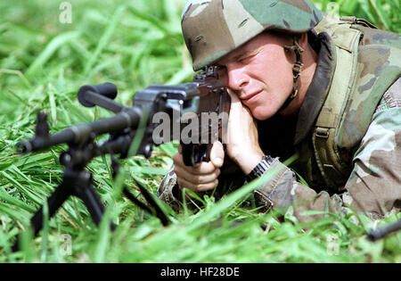 US Marine Caporal (Cpl) Bradley Lincoln vise son M240G machine gun alors que sur leur service de garde à la baie de Kaneohe, Marine Corps HI. Marines du 11e Marine Expeditionary Unit (MEU) Camp Pendleton, CA La pratique des exercices d'évacuation non simulé (NEO) pendant le fonctionnement de l'exercice RIMPAC 2008 Õ96. L'USMC M240G 1996 Banque D'Images