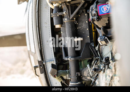 La CPS. Giles Dunlop, chef d'équipe avec l'entreprise C, 1er Bataillon, 214e Air Ambulance, 42e Brigade d'aviation de combat (cabine), attend d'abandonner son UH-60 Black Hawk's palan pour récupérer une victime simulée pendant un exercice avec un personnel de l'armée de l'air koweïtienne hélicoptère Puma SA 330, 19 juin 2014, au Koweït. La 42e CAB et forces koweïtiennes effectuent régulièrement des joint aviation partenariats pour accroître leur capacité à répondre à toute urgence. La 42e CAB, New York, de la Garde nationale de l'armée est déployée au Koweït dans le cadre de l'opération Enduring Freedom. (New York) La Garde nationale de l'armée photo par le Sgt. Harley Jelis/libérés) Banque D'Images