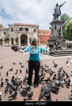 La Marine américaine lance le Cpl. Sarah Riley, de l'atterrissage Support Société, CLR 45 , alimente certains pigeons sur la Plaza de Colon à Saint-Domingue, en République dominicaine, le 20 juin 2014. Les Marines américains de la Compagnie C, 4e Bataillon de l'application de la Loi, siège de la Force de Réserve des Forces maritimes, groupe de soldats, avec l'Armée Royale, ainsi qu'aux militaires et de l'application de la loi de 13 pays partenaires participant à une culture day tour de Saint-Domingue au cours de l'exercice Tradewinds 2014. Le but de la journée était de permettre aux participants d'en apprendre davantage sur la culture de la République dominicaine et de renforcer les partenariats. Tr Banque D'Images