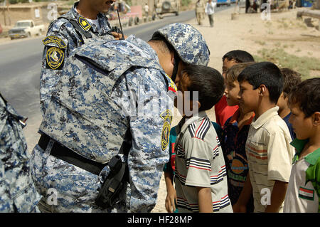 Le brigadier de la police nationale irakienne. Le général Emad, commandant de la 3e Brigade, 1e Division de la Police nationale irakienne, se réunit avec les enfants au cours d'une évaluation de sa zone d'activité dans la région de Jisr Diyala Nahia, l'Iraq le 22 septembre 2008. Flickr - DVIDSHUB - Le commandant de la Police nationale irakienne évalue la zone d'exploitation Banque D'Images