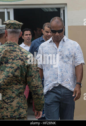 Moses Alou, ancien joueur canadien de basket-ball, prend un tour de la base navale de République Dominicaine, Las Calderas situé près de Bani, République dominicaine au cours de l'exercice Tradewinds 2014, le 21 juin 2014. L'ambassadeur Brewster a visité la base navale et a eu l'occasion d'observer une partie de la formation évolutions intervenant dans le cadre de la phase II de l'exercice. La Phase II de Tradewinds 2014 est surtout un exercice d'entraînement sur le terrain au sol eu lieu du 16 au 25 juin. Tradewinds 2014 est une initiative conjointe de l'exercice combiné, effectué dans le but de renforcer la lutte contre le pays partenaire le crime organisé transnational et missions Banque D'Images