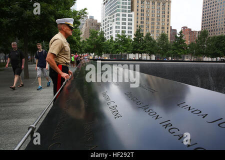 Le général de brigade Vincent Coglianese, 1er Groupe logistique maritime général commandant, donne au 11 septembre 2001 World Trade Center Memorial Fountain avant d'aller sur un tour de la 9/11 Museum de New York, le 25 juin 2014. Le général de brigade Coglianese est rendu à New York pour arbitrer le Colonel James Maxwell's retraite Maxwell, un New York State Trooper et Marine, servi 32 dans le Marine Corps. Au cours de sa carrière, il a servi à l'opération Bouclier du désert Opération Tempête du désert, et l'opération Enduring Freedom. Marine prend sa retraite après 32 ans de service et continue de lutter contre le terrorisme 140625-M-KO203-975 Banque D'Images