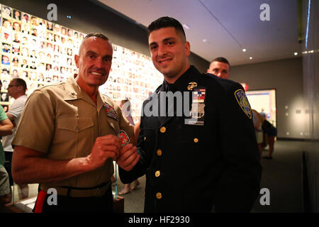 Le général de brigade Vincent Coglianese, 1er Groupe Logistique Maritime, officier général commandant donne Joseph Maarleveld, de la New York Port Authority Police , son coin au cours d'une visite de la 9/11 Museum de New York, le 25 juin 2014. Le général de brigade Coglianese est rendu à New York City pour arbitrer le Colonel James Maxwell's cérémonie de la retraite. Maxwell, un New York State Trooper et Marine, servi 32 dans le Marine Corps. Au cours de sa carrière, il a servi à l'opération Bouclier du désert Opération Tempête du désert, et l'opération Enduring Freedom. Marine prend sa retraite après 32 ans de service et continue de lutter contre le terrorisme 140625 Banque D'Images