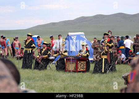 Mongols le chant de gorge effectuer lors d'une mini-festival Naadam le 27 juin à cinq Hills Zone de formation, Taiwan, en Mongolie, au cours de l'effort KHAAN QUEST 2014. Naadam mongol traditionnel est un festival qui se déroulera du 11 au 13 juillet chaque été. Il se compose de lutte mongole, les courses de chevaux et le tir à l'ARC. Comme une démonstration de l'hospitalité pour les clients, les Mongols souvent l'hôte d'une mini-version de ce festival. KQ14 est normalement prévu à l'exercice multinational, organisé chaque année par les forces armées mongoles et co-parrainé cette année par l'armée américaine, Pacifique et les forces du Corps des Marines des États-Unis, du Pacifique. KQ14 est la dernière d'une con Banque D'Images