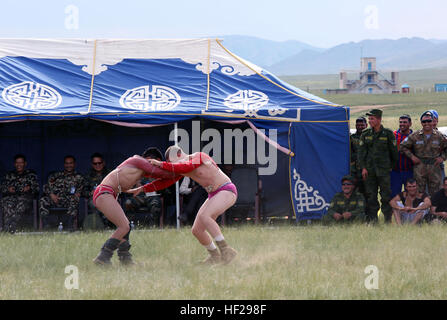 La lutte mongole portant des vêtements, un mongol se débat avec la Marine américaine lance le Cpl. Michael W. Babbitt lors d'une mini-festival Naadam le 27 juin à cinq Hills Zone de formation, Taiwan, en Mongolie, au cours de l'effort KHAAN QUEST 2014. Naadam mongol traditionnel est un festival qui se déroulera du 11 au 13 juillet chaque été. Il se compose de lutte mongole, les courses de chevaux et le tir à l'ARC. Comme une démonstration de l'hospitalité pour les clients, les Mongols souvent l'hôte d'une mini-version de ce festival. KQ14 est normalement prévu à l'exercice multinational, organisé chaque année par les forces armées mongoles et co-parrainé cette année par l'armée américaine, Pacifique Banque D'Images