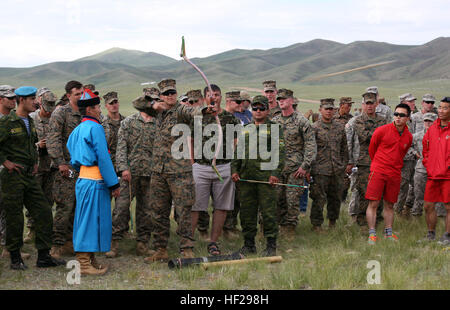 La Marine américaine lance le Cpl. William Collins tire une flèche lors d'une mini-festival Naadam le 27 juin à cinq Hills Zone de formation, Taiwan, en Mongolie, au cours de l'effort KHAAN QUEST 2014. Naadam mongol traditionnel est un festival qui se déroulera du 11 au 13 juillet chaque été. Il se compose de lutte mongole, les courses de chevaux et le tir à l'ARC. Comme une démonstration de l'hospitalité pour les clients, les Mongols souvent l'hôte d'une mini-version de ce festival. KQ14 est normalement prévu à l'exercice multinational, organisé chaque année par les forces armées mongoles et co-parrainé cette année par l'armée américaine, Pacifique et les forces du Corps des Marines des États-Unis, du Pacifique. KQ14 i Banque D'Images