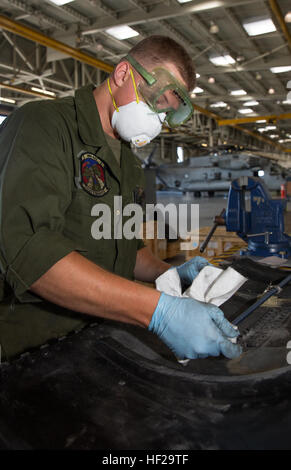 Lance le Cpl. Luc, un Bringgold CH-53E Super Stallion mécanicien cellule avec l'Escadron d'hélicoptères lourds Marine (HMH) 462 lingettes, vers le bas un morceau de Super Stallion cellule après avoir fait une réparation à bord de Marine Corps Air Station Miramar, Californie, le 10 juillet. La mécanique de la cellule comme Bringgold aller à l'école pour six mois ou plus avant d'aller à la flotte Marine Force pour maintenir l'avion. S'assurer que les étalons Super marines peuvent voyager en troupeau dans les missions du Corps des Marines 140710-M-OB827-002 Banque D'Images