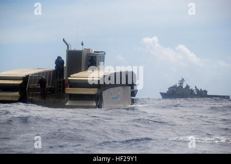 Zone d'entraînement du corps des marines des soufflets, Hawaii - l'Ultra lourd palettes vers le connecteur amphibie USS Rushmore pour sa première mission au large de la côte de l'espace de formation du Corps des Marines des soufflets, le 11 juillet, lors d'une expérience de combat de pointe du Corps des Marines. L'AWE est le point culminant d'une décennie d'expérimentation progressive menée par le Marine Corps Warfighting Lab (MCWL) où ils sont en train de tester les technologies, solutions et concepts d'avenir Maritime Aérien Au sol Groupe de travail défis. L'AWE est prenant part au cours de l'exercice Rim of the Pacific (RIMPAC) 2014, le monde est la Banque D'Images