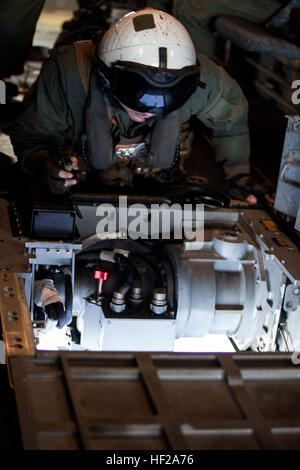 Le caporal Jeramiah Serfling, MV-22 chef d'équipe, avec les évaluations et essais opérationnels (22 Escadron VMX-22), analyse l'eau ci-dessous une MV-22 Osprey pour une cible pendant un test de fonctionnement, le 14 juillet 2014. L'équipage de VMX-22 testé le G-22 de la configuration du système d'armes défensives qui utilise le GAU-17 minigun monté sur le ventre de l'avion. VMX-22 est en ce moment à un soutien direct à des fins spéciales de la masse d'Air Maritime Sud Groupe de travail à bord du navire d'assaut amphibie USS future Amérique (LHA 6) sur le transit de autour de l'Amérique du Sud. L'Amérique latine est la première de l'Amérique latine-class Banque D'Images