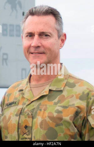 Les hauts commandants militaires de l'Australie, le Japon et les États-Unis pour une orientation rapide pause avant de monter à bord d'un Corps des Marines MV-22 Osprey que pour se rendre à l'USS Peleliu (LHA-5) d'assaut amphibie pour une discussion sur la projection de puissance maritime. Les officiers supérieurs se sont réunis pour échanger des points de vue professionnels, discuter des moyens d'améliorer les relations militaires et d'accroître l'interopérabilité, et d'étendre leurs obligations professionnelles et personnelles de l'amitié. Sur la photo (de gauche à droite) : Le lieutenant général Terry G. Robling, Commander, U.S. Marine Corps Forces, Paci Banque D'Images