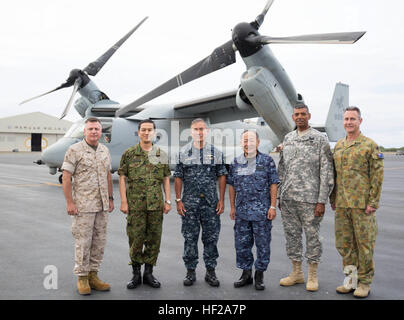 Les hauts commandants militaires de l'Australie, le Japon et les États-Unis pour une orientation rapide pause avant de monter à bord d'un Corps des Marines MV-22 Osprey que pour se rendre à l'USS Peleliu (LHA-5) d'assaut amphibie pour une discussion sur la projection de puissance maritime. Les officiers supérieurs se sont réunis pour échanger des points de vue professionnels, discuter des moyens d'améliorer les relations militaires et d'accroître l'interopérabilité, et d'étendre leurs obligations professionnelles et personnelles de l'amitié. Sur la photo (de gauche à droite) : Le lieutenant général Terry G. Robling, Commander, U.S. Marine Corps Forces, Paci Banque D'Images