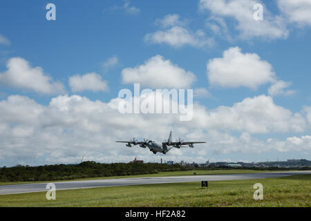 Un Corps des Marines américains KC-130J Super Hercules à l'Escadron de transport de ravitaillement aérien maritime (152) VMGR-152 décolle du Marine Corps Air Station (MCAS) à Futenma, Okinawa, Japon, Juillet 15, 2014. VMGR-152 est au départ MCAS MCAS Futenma et arrivant à Iwakuni, Japon. Le KC-130J est un transfert de l'escadron l'étape appropriée de regrouper, réorienter et à réduire notre impact sur l'Okinawa, et toujours répondre efficacement aux crises. (U.S. Marine Corps photo par MCIPAC le Caméra de combat. Luis A. Rodriguez III/) Parution de ravitaillement aérienne et maritime de l'Escadron de transport 152 cérémonie de transfert 140715-M-LT992-12 Banque D'Images