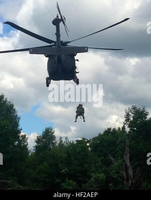 Un New York Vol Garde nationale d'armée de l'assistant médical de Rochester, N.Y., fondé la compagnie, 1er Bataillon, 169e Aviation (Air Ambulance) s'élève depuis l'évacuation médicale conduite à woodline formation avec les soldats d'infanterie de la Garde Nationale de New York's 2e peloton, Compagnie C, 2e Bataillon, 108e d'infanterie, de Gloversville, N.Y. Les deux unités ont effectué une formation intégrée sur Fort Drum 17 Juillet au cours de la formation annuelle des unités. La Garde Nationale de New York en plein ciel 140717-Z-ZZ999-005 Banque D'Images