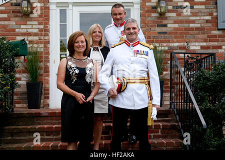 De gauche, Sue Smith ; Helen Lister ; British Royal Marine Attache Le Colonel Al Lister et Commandant général de la Marine royale britannique, le major général Martin Smith, prendre une photo de groupe à la maison du Colonel Lister à McLean, en Virginie, avant d'assister à une soirée chez Marine Barracks Parade Washington à Washington, D.C., le 18 juillet 2014. Le général Smith est sur son premier voyage aux États-Unis depuis que le rôle de commandant de la Marine royale britannique. (U.S. Marine Corps photo par le s.. Brian Lautenslager, USMC/Caméra de combat) Parution des Royal Marines britanniques Commandant général Visite et parade 140718-M-O Banque D'Images