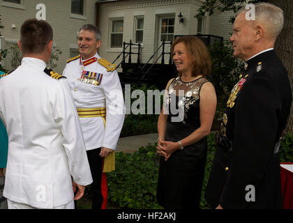 De gauche, l'invité d'honneur du défilé du soir, Commandant général de la Marine royale britannique, le major général Martin Smith ; Sue Smith ; et le Commandant du Corps des Marines des États-Unis, le général James F. Amos, accueillir les clients pendant le défilé réception à l'accueil de la Commandants de Washington, D.C., le 18 juillet 2014. Le général Smith est sur son premier voyage aux États-Unis depuis que le rôle de commandant de la Marine royale britannique. (U.S. Marine Corps photo par le Sgt. Mallory Vanderschans/libérés) Parade du soir 140718-M-LU710-044 Banque D'Images