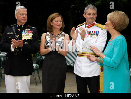 De gauche, le Commandant du Corps des Marines des États-Unis, le général James F. Amos ; Sue Smith ; la parade du soir l'invité d'honneur, Commandant général de la Marine royale britannique, le major général Martin Smith ; et Bonnie Amos converser pendant le défilé réception à l'accueil de la Commandants de Washington, D.C., le 18 juillet 2014. Le général Smith est sur son premier voyage aux États-Unis depuis que le rôle de commandant de la Marine royale britannique. (U.S. Marine Corps photo par le Sgt. Mallory Vanderschans/libérés) Parade du soir 140718-M-LU710-159 Banque D'Images