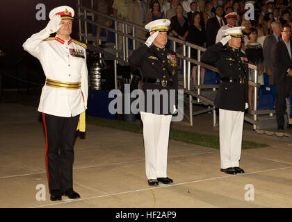 De gauche, l'invité d'honneur du défilé du soir, Commandant général de la Marine royale britannique, le major général Martin Smith ; le commandant du Corps des Marines des États-Unis, le général James F. Amos ; et le commandant de la Marine Barracks Washington (MBW), le colonel Benjamin Watson, salut pour les honneurs au cours de la soirée du Défilé de la MBW à Washington, D.C., le 18 juillet 2014. Le général Smith est sur son premier voyage aux États-Unis depuis que le rôle de commandant de la Marine royale britannique. (U.S. Marine Corps photo par le Sgt. Mallory VanderSchans/libérés) Parade du soir 140718-M-LU710-258 Banque D'Images