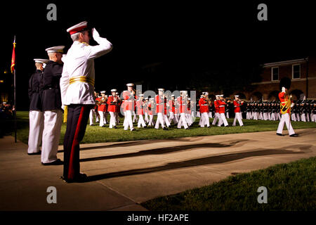 De gauche à droite, le commandant de Marine Barracks Washington (MBW), le colonel Benjamin Watson ; le commandant de la Marine Corps, le général James F. Amos ; et le soir l'invité d'honneur du défilé, Commandant général de la Marine royale britannique, le major général Martin Smith, salut pour les honneurs au cours de la parade à MBW à Washington, D.C., le 18 juillet 2014. Smith est sur son premier voyage aux États-Unis depuis que le rôle de commandant de la Marine royale britannique. (U.S. Marine Corps photo par le Sgt. Mallory VanderScans/libérés) Parade du soir 140718-M-LU710-265 Banque D'Images