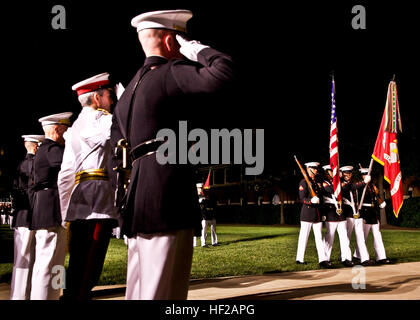 De gauche à droite, le commandant de Marine Barracks Washington (MBW), le colonel Benjamin Watson ; le commandant de la Marine Corps, le général James F. Amos ; et le soir l'invité d'honneur du défilé, Commandant général de la Marine royale britannique, le major général Martin Smith, salut pour les honneurs au cours de la parade à MBW à Washington, D.C., le 18 juillet 2014. Smith est sur son premier voyage aux États-Unis depuis que le rôle de commandant de la Marine royale britannique. (U.S. Marine Corps photo par le Sgt. Mallory VanderScans/libérés) Parade du soir 140718-M-LU710-275 Banque D'Images