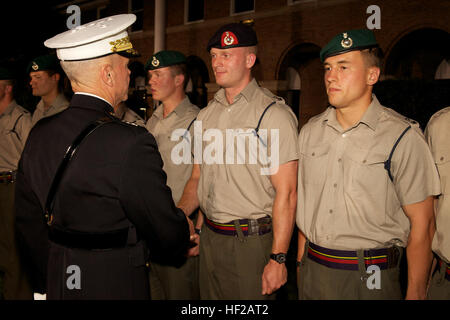 Le Commandant de la Marine Corps, le général James F. Amos, gauche, salue des Royal Marines britanniques après la parade du soir chez Marine Barracks Washington à Washington, D.C., le 18 juillet 2014. Soirée défilés ont lieu chaque vendredi durant les mois d'été. (U.S. Marine Corps photo par le Sgt. Mallory Vanderschans/libérés) Parade du soir 140718-M-LU710-368 Banque D'Images