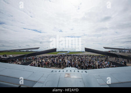 Spectateurs observer le MV-22 Osprey dans le cadre de l'Air Show à Sapporo Sapporo Okadama Aéroport, 20 juillet. Plus de 20 000 spectateurs vue aux États-Unis et au Japon, des avions militaires et commerciaux qui étaient en exposition statique ou sont présentés dans le volant au-dessus de l'aéroport. "C'est une grande opportunité, non seulement pour l'armée américaine, mais aussi pour le Japon pour mettre en valeur leurs aéronefs militaires. Nous voulons montrer au public japonais ce que nous faisons et pourquoi notre alliance est si important." a déclaré le Major-général Andrew W. O'Donnell Jr., le commandant adjoint des forces des États-Unis, Japon. C'est la première fois que l'Ospr Banque D'Images